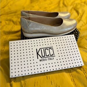 Kucci Modo Italy metallic silver comfort flats – Italian design – like new